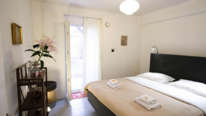 quiet and central FLAT with private backyard GARDEN